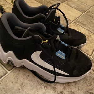 Youth basketball shoes